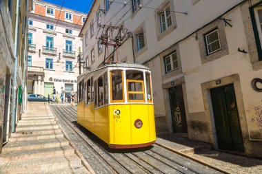Lisbon, Portekiz - 12 Haziran 2016: Gloria füniküler bir güzel yaz günü, Portekiz üzerinde 12 Haziran 2016 yılında Lizbon şehir merkezi