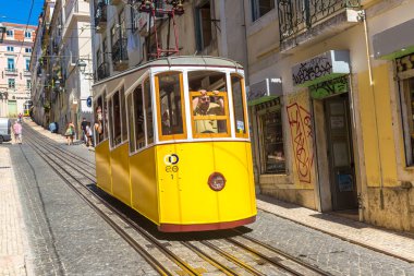 Lisbon, Portekiz - 12 Haziran 2016: Gloria füniküler bir güzel yaz günü, Portekiz üzerinde 12 Haziran 2016 yılında Lizbon şehir merkezi