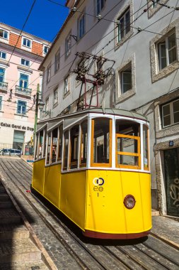 Lisbon, Portekiz - 12 Haziran 2016: Gloria füniküler bir güzel yaz günü, Portekiz üzerinde 12 Haziran 2016 yılında Lizbon şehir merkezi