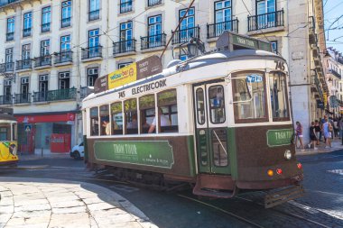 Lisbon, Portekiz - 12 Haziran 2016: Vintage tramvay bir güzel yaz günü, Portekiz üzerinde 12 Haziran 2016 yılında Lizbon şehir merkezi