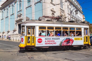 Lisbon, Portekiz - 12 Haziran 2016: Vintage tramvay bir güzel yaz günü, Portekiz üzerinde 12 Haziran 2016 yılında Lizbon şehir merkezi