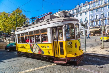 Lisbon, Portekiz - 12 Haziran 2016: Vintage tramvay bir güzel yaz günü, Portekiz üzerinde 12 Haziran 2016 yılında Lizbon şehir merkezi
