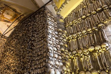 Evora, Portekiz - 25 Temmuz 2017: Güzel yaz günü Capela dos Ossos (kemik Şapel) Evora, Portekiz