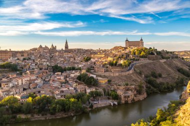 Toledo, İspanya - 12 Haziran 2016: Toledo, İspanya'nın bir güzel yaz günü panoramik cityscape