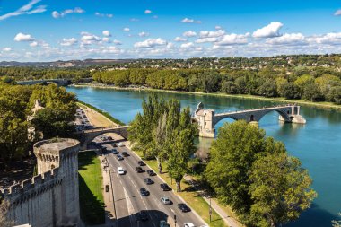 Avignon, Fransa - 11 Temmuz 2016: Saint Benezet Bridge'de bir güzel yaz günü, Fransa Avignon