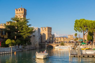 Sirmione, İtalya - 16 Haziran 2016: Scaliger kalede bir güzel yaz günü, 16 Haziran 2016 tarihinde İtalya Garda Gölü üzerinde Sirmione'da