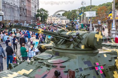 Kiev, Ukrayna - 24 Ağustos 2017: Sergi bir güzel yaz günü Kiev, Ukrayna üzerinde 24 Ağustos 2017 yılında askeri teçhizat