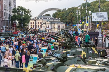 Kiev, Ukrayna - 24 Ağustos 2017: Sergi bir güzel yaz günü Kiev, Ukrayna üzerinde 24 Ağustos 2017 yılında askeri teçhizat