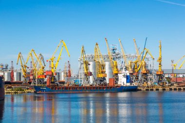 Odessa, Ukrayna - 23 Ağustos 2017: Kargo konteyner terminal limanında Odessa, Ukrayna 23 Ağustos 2017 güzel yaz gününde