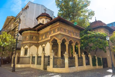 Bucharest, Romanya - 18 Ağustos 2017: Stavropoleos Manastırı, bir yaz günü Aziz Michael ve Gabriel kilisede Bükreş, Romanya