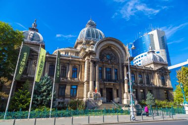 Bucharest, Romanya - 15 Haziran 2015: Cec banka üzerinde zafer Caddesi'nde bir yaz günü Bükreş, Romanya