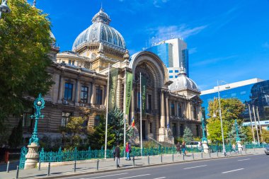 Bucharest, Romanya - 15 Haziran 2015: Cec banka üzerinde zafer Caddesi'nde bir yaz günü Bükreş, Romanya