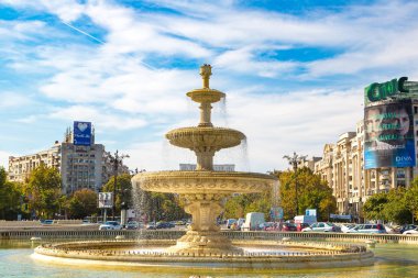 Bucharest, Romanya - 18 Ağustos 2017: Merkezi havuza bir güzel yaz günü Bükreş, Romanya