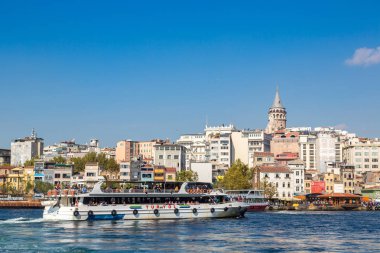 Istanbul, Türkiye - 26 Temmuz 2017: Galata Kulesi ve Haliç, Istanbul'da bir güzel yaz günü'Körfezi Cityscape