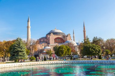 Istanbul, Türkiye - 26 Temmuz 2017: Ayasofya'nın ve bir güzel yaz günü Istanbul, Türkiye'de Çeşme