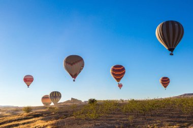 Kapadokya - 29 Temmuz 2017: sıcak hava balonları uçuş Kapadokya, Nevşehir, Türkiye'de bir güzel yaz günü