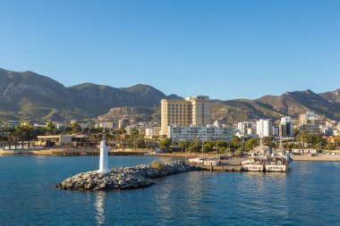 Girne, Kuzey Kıbrıs'ta - 26 Temmuz 2017: Girne Panorama (Girne) limanda Kuzey Kıbrıs'ta bir güzel yaz günü