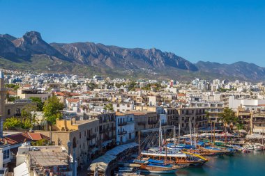 Girne, Kuzey Kıbrıs'ta - 26 Temmuz 2017: Hava panoramik Girne (Girne), bir güzel yaz günü Kuzey Kıbrıs tarihi limanda