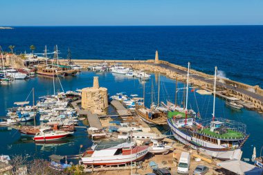Girne, Kuzey Kıbrıs'ta - 26 Temmuz 2017: Hava panoramik Girne (Girne), bir güzel yaz günü Kuzey Kıbrıs tarihi limanda