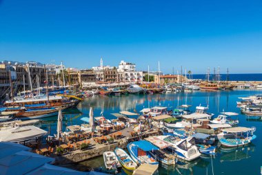 Girne, Kuzey Kıbrıs'ta - 26 Temmuz 2017: Hava panoramik Girne (Girne), bir güzel yaz günü Kuzey Kıbrıs tarihi limanda