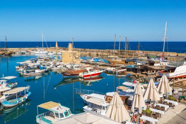 Girne, Kuzey Kıbrıs'ta - 26 Temmuz 2017: Hava panoramik Girne (Girne), bir güzel yaz günü Kuzey Kıbrıs tarihi limanda