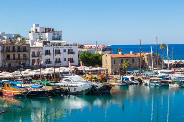 Girne, Kuzey Kıbrıs'ta - 26 Temmuz 2017: Hava panoramik Girne (Girne), bir güzel yaz günü Kuzey Kıbrıs tarihi limanda