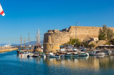 Girne, Kuzey Kıbrıs'ta - 26 Temmuz 2017: Girne Kalesi ve tarihi limanı Girne (Girne), bir güzel yaz günü Kuzey Kıbrıs '