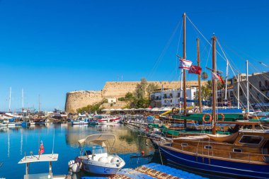 Girne, Kuzey Kıbrıs'ta - 26 Temmuz 2017: Girne Kalesi ve tarihi limanı Girne (Girne), bir güzel yaz günü Kuzey Kıbrıs '