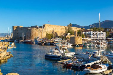 Girne, Kuzey Kıbrıs'ta - 26 Temmuz 2017: Girne Kalesi ve tarihi limanı Girne (Girne), bir güzel yaz günü Kuzey Kıbrıs '