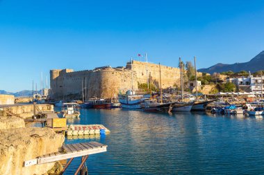 Girne, Kuzey Kıbrıs'ta - 26 Temmuz 2017: Girne Kalesi ve tarihi limanı Girne (Girne), bir güzel yaz günü Kuzey Kıbrıs '