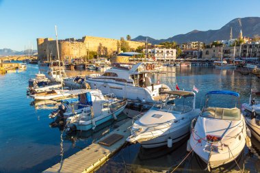 Girne, Kuzey Kıbrıs'ta - 26 Temmuz 2017: Girne Kalesi ve tarihi limanı Girne (Girne), bir güzel yaz günü Kuzey Kıbrıs '
