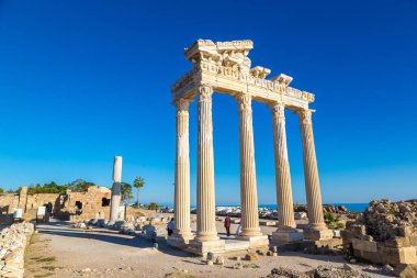 Side, Türkiye - 28 Temmuz 2017: Yan bir güzel yaz günü, Antalya, Türkiye, Apollon Tapınağı kalıntıları