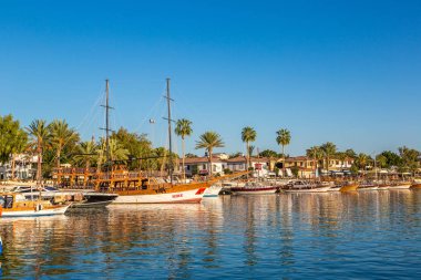 Side, Türkiye - 28 Temmuz 2017: Turist Limanı, Mediterranean resort Side bölgesinde güzel bir yaz günü, Antalya, Türkiye