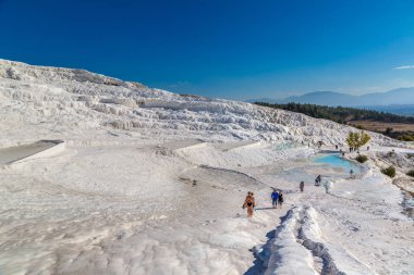 Pamukkale, Türkiye - 28 Temmuz 2017: Traverten havuzları ve teraslar Pamukkale, Türkiye'de bir güzel yaz günü