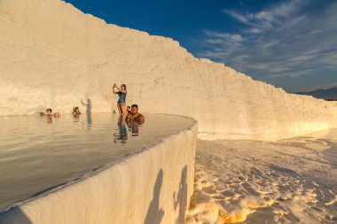 Pamukkale, Türkiye - 28 Temmuz 2017: Traverten havuzları ve teraslar Pamukkale, Türkiye'de bir güzel yaz günü
