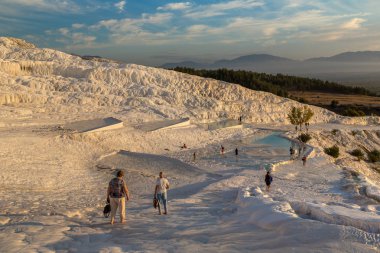 Pamukkale, Türkiye - 28 Temmuz 2017: Traverten havuzları ve teraslar Pamukkale, Türkiye'de bir güzel yaz günü