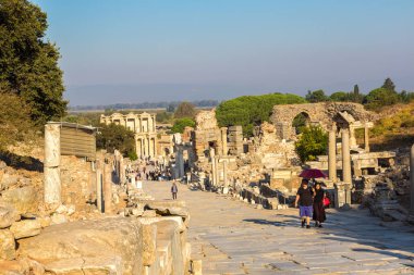 Efes, Türkiye - 28 Temmuz 2017: Ruins Celsius Kütüphanecilik şehirde antik Efes, Türkiye'de bir güzel yaz günü