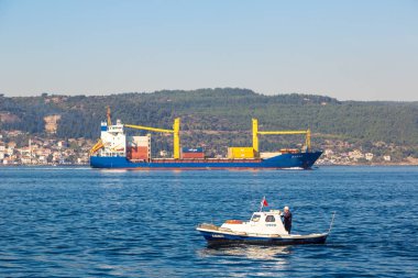 Çanakkale, Türkiye - 21 Temmuz 2017: Büyük konteyner gemisi Çanakkale Boğazı, Türkiye'de bir güzel yaz günü içinde