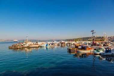 Çanakkale, Türkiye - 21 Temmuz 2017: Liman görünümünde bir güzel yaz günü, Türkiye'de Çanakkale içinde.