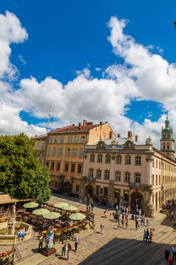 Lviv, Ukrayna - 27 Temmuz 2014: Pazar kare - tarihi ve turistik merkezleri arasında bir yaz günü şehirde Lviv, Ukrayna