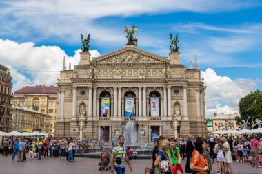 Lviv, Ukrayna - 29 Haziran 2013: Solomiya Krushelnytska Devlet Akademik Opera ve Bale Tiyatrosu (1897-1900) üzerinde 29 Haziran 2013, Lviv, Ukrayna bir yaz günü