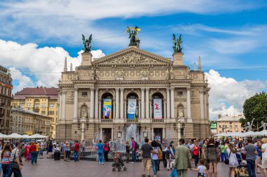Lviv, Ukrayna - 29 Haziran 2013: Solomiya Krushelnytska Devlet Akademik Opera ve Bale Tiyatrosu (1897-1900) üzerinde 29 Haziran 2013, Lviv, Ukrayna bir yaz günü