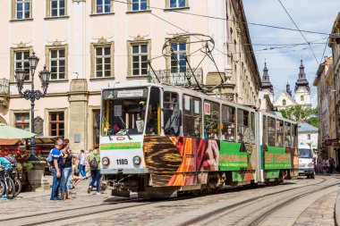 Lviv, Ukrayna - 27 Temmuz 2014: Eski tramvay Lviv tarihi merkezi pazar meydanında mevcuttur.