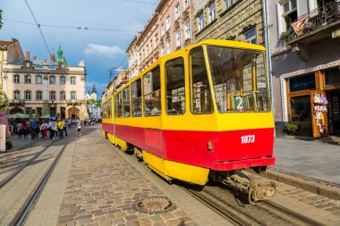 Lviv, Ukrayna - 27 Temmuz 2014: Eski tramvay Lviv tarihi merkezi pazar meydanında mevcuttur.