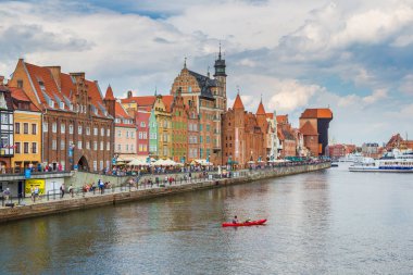 Gdansk, Polonya - 9 Haziran 2014: Turistik gemi ve renkli tarihi evler yansıma Motlawa nehir bağlantı noktası, Gdansk üzerinde 9 Haziran 2014, Baltık Denizi, Polonya.