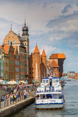 Gdansk, Polonya - 9 Haziran 2014: Turistik gemi ve renkli tarihi evler yansıma Motlawa nehir Gdansk bağlantı noktası, Baltık Denizi, Polonya bir yaz günü