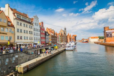 Gdansk, Polonya - 9 Haziran 2014: Turistik gemi ve renkli tarihi evler yansıma Motlawa nehir bağlantı noktası, Gdansk üzerinde 9 Haziran 2014, Baltık Denizi, Polonya.