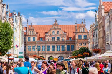 Gdansk, Polonya - 01 Nisan 2014: İnsanlar ziyaretçi 1 Nisan 2014 uzun sokakta Gdansk, Polonya