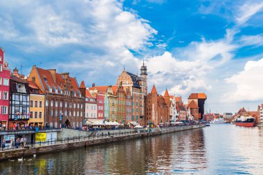 Gdansk, Polonya - 9 Haziran 2014: Turistik gemi ve renkli tarihi evler yansıma Motlawa nehir bağlantı noktası, Gdansk üzerinde 9 Haziran 2014, Baltık Denizi, Polonya.