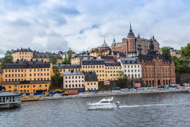 Stockholm, İsveç - 31 Temmuz 2013: Doğal yaz hava Panoraması Stokholm, İsveç eski şehir (Gamla Stan)